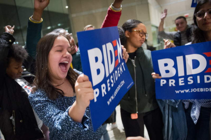 Partidarios de Biden apoyan a su candidato en el último acto electoral.