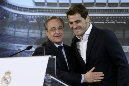Florentino Pérez junto a Iker Casillas en 2015, durante la despedida del portero del Madrid. CHEMA MOYA