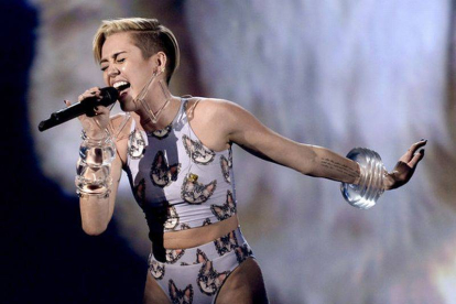 Miley Cyrus, durante su actuación en la gala. KEVIN WINTER | AFP