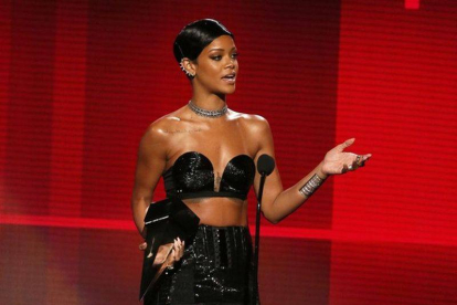 Rihanna, con su AMA a la mejor artista femenina soul del año. LUCY NICHOLSON | REUTERS