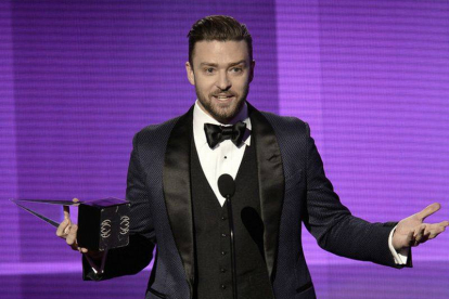 Justin Timberlake recoge su premio al Mejor Artista Masculino Pop Rock del año, esta madrugada en Los Ángeles. KEVIN WINTER | AFP