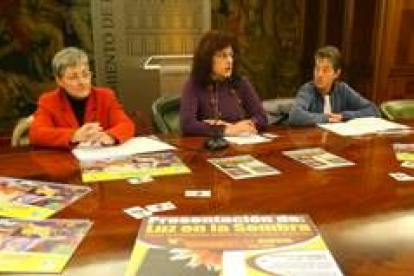 Teresa Gutiérrez, en el centro, en la presentación previa del libro