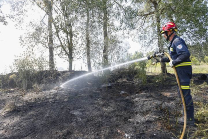 Bomberos de León y San Andrés del Rabanedo, intervienen en un incendio en la localidad leonesa de Villaobispo de las Regueras