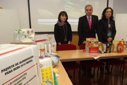 El presidente provincial de Cruz Roja presenta los lotes de productos de primera necesidad.