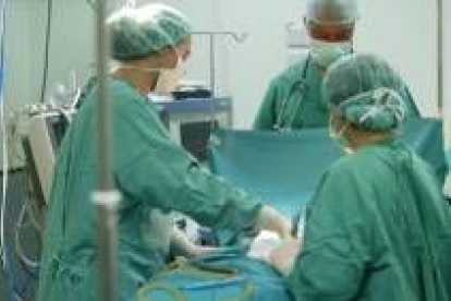 El Hospital de León realiza 250 intervenciones anuales para extirpar tumores cutáneos malignos