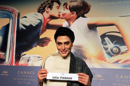 Behnaz Jafari, una de las protagonistas de 3 faces, muestra el cartel del director, Jafar Panahi, que no puede estar presente en Cannes al tener prohibida la salida de Irán.