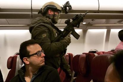 Policías en el interior del avión de Malaysia Airlines.