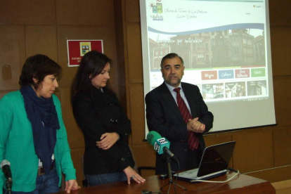 Carmen González, Elisa Pardo y José Miguel Palazuelo presentan la oficina virtual de turismo.
