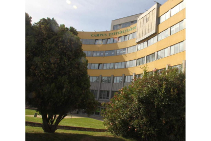 Fachada del edificio principal del campus berciano.