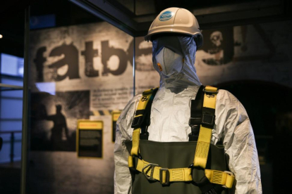 Un maniquí con el uniforme de los trabajadores en las alcantarillas en la exposición Fatberg, en Londres