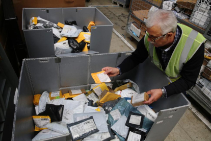 Cartas y paquetes en las instalaciones de Correos