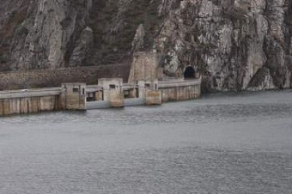 Una imagen del embalse de Luna colmado por el agua del deshielo y las lluvias durante la pasada prim