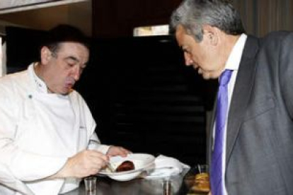 El presidente de Paradores, Miguel Martínez, con el jefe de cocina de San Marcos, Agapito Cristóbal,