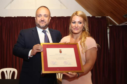 Lidia fue reconocida con la máxima distinción de El Bierzo, que le entregó el presidente del Consejo Comarcal en el recinto ferial de Camponaraya. L. DE LA MATA
