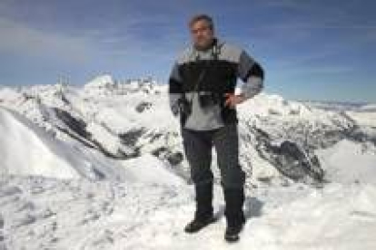 Juan López del Moral en el Cueto Negro, con la espectacular Peña Ubiña al fondo