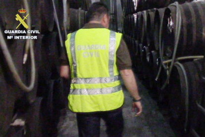 Un guardia civil en las instalaciones de la bodega clandestina.