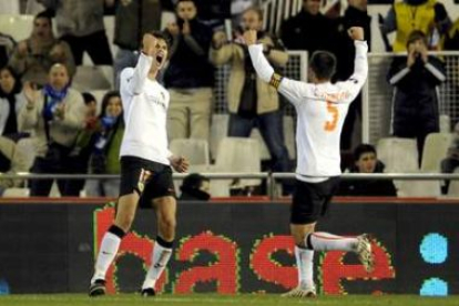 Zigic (i) celebra junto a su capitán, Carlos Marchena, el gol del empate que dio al Valencia la clas