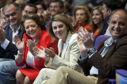 De izquierda a derecha, Esteban González Pons, Rita Barberá, María Dolores de Cospedal y Francisco Camps, el pasado abril, durante un mitin del PP en Valencia.