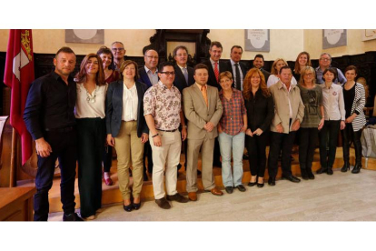 Foto de familia de miembros de la corporación de Astorga, con Martínez Majo y representantes de las agencias de viajes. JESÚS