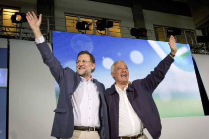 Mariano Rajoy y Javier Arenas, durante el mitin electoral celebrado anoche en Cádiz.