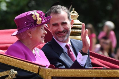El Rey Felipe VI y la Reina Isabel II en un carruaje durante la ceremonia de bienvenida por el centro de Londres