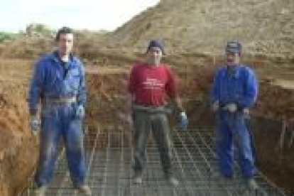 En la imagen, tres trabajadores en las obras de la autovía