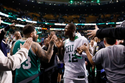 Terry Rozier celebra la clasificación de los Celtics.