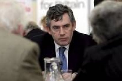El ministro británico de Economía, Gordon Brown charla con algunos asistentes a un acto electoral