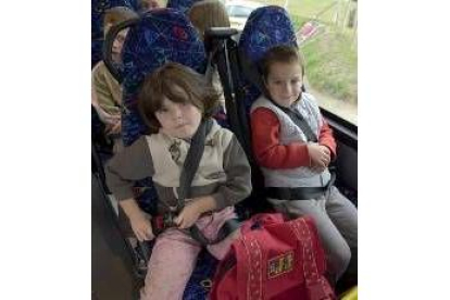 Escolares franceses se colocan el cinturón en un autobús