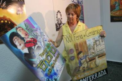 Mari Crespo posó ayer con los carteles de las fiestas de la Encina y la Feria de la Cerámica.