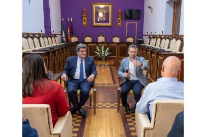 Escrivá con el alcalde de Jaén Julio Millán ayer, en el ayuntamiento de la ciudad andaluza. JOSÉ MANUEL PEDROSA