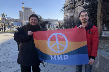 Yuri Scheliazhenko, a la izquierda y Serhii Ustymenki muestran una bandera pacifista. GERVASIO SÁNCHEZ