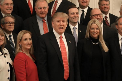 Trump (centro) posa con miembros de la asociación nacional de fiscales, en el ala este de la Casa Blanca, el 28 de febrero.