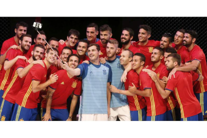 Casillas hace un selfi con sus compañeros con la nueva equipación.