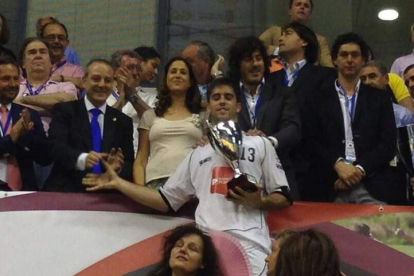 Juan Castro, ya ex del Ademar, recibe el trofeo al mejor jugador del Partido de las Estrellas.