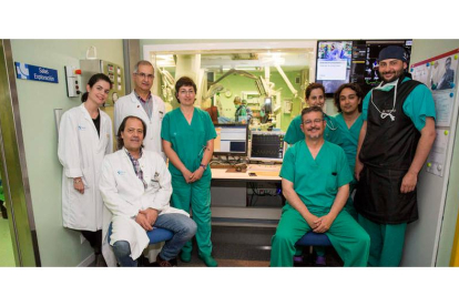 Equipo de Hemodinámica y Cardiología no Invasiva, en una de las operaciones que se realizan en el Hospital de León . F. OTERO PERANDONES