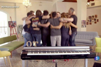 Imagen del programa de TVE-1 'OT: el reencuentro', con todos los 'triunfitos' fundidos en un abrazo.