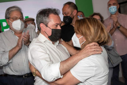 Juan Espadas fue felicitado por la candidata Susana Díaz tras la votación del domingo. RAÚL CARO