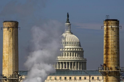 Humo emitido por una fábrica junto al Capitolio en Washington, en el 2014.