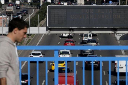 Los paneles de la M-30 recomendaban este miércoles no sobrepasar los 70 km/h.