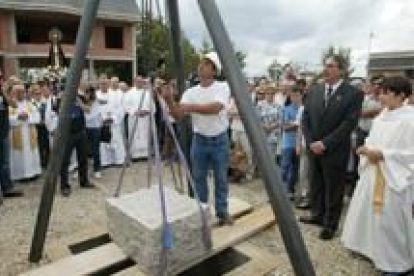 El alcalde y otras autoridades locales colocaron la primera piedra del futuro edificio