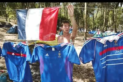 En los campings, repletos de fanáticos, lucen banderas y camisetas, que tienen que estar impecables para el día del partido.