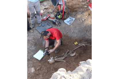 Imagen de archivo de una exhumación en la comarca del Bierzo. L. DE LA MATA