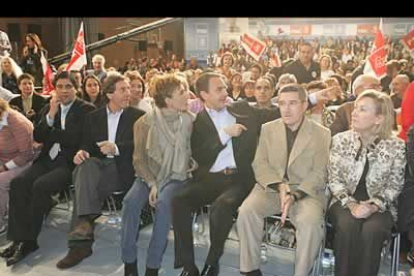 Zapatero, junto a su esposa Sonsoles Espinosa, y otros compañeros de partido.
