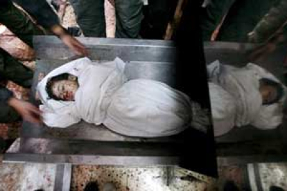 Cadáver de un niño palestino en el depósito forense.