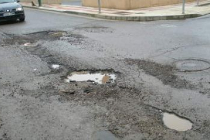 Una de las calles del municipio donde se aprecian los baches.