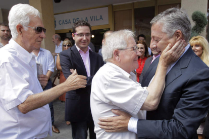 José Blanco saluda a los vecinos de la localidad valenciana de Mislata.