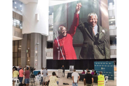 Memorial instalado ayer en Ciudad del Cabo en honor a Desmond Tutu (en la foto con Mandela). STR