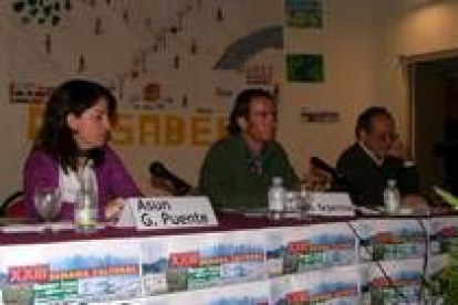 Asun García Puente, David Iriondo y Manuel Fresno durante el debate en Olleros de Sabero