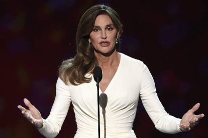 Caitlyn Jenner recibe el premio ESPY Awards 2015 por su coraje, con un emotivo discurso.